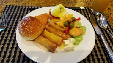 Lezzetli ve çeşitli malzemelerle kahvaltı.