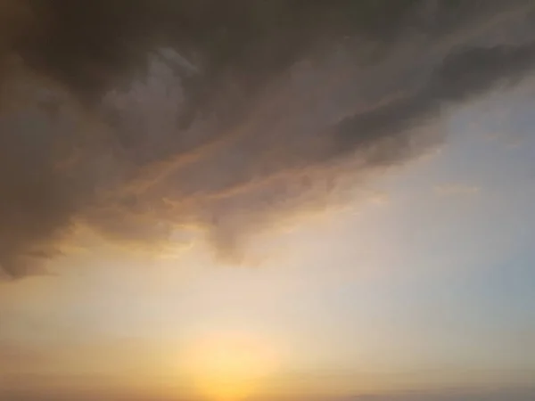 Romantyczne Kolory Nieba Kontrast Złoty Kolor Nieba Zachodzie Słońca Szaro — Zdjęcie stockowe