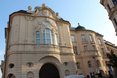 Pencerenin etrafında zengin süslemeler olan bir barok cephesinin parçası.