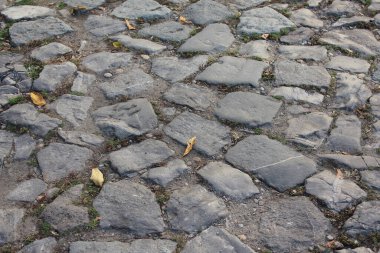 Toprağın asfaltlandığı düzensiz taş yüzeylerin deseni.