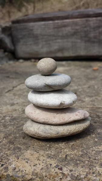 Cinco Piedras Ovaladas Colocan Una Encima Otra Perfecto Equilibrio — Foto de Stock