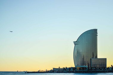 Barselona, İspanya - Ocak 2018 Arka tarafında günbatımı olan W Oteli manzarası