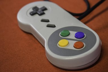 Kırmızı arkaplanda renk düğmeleri olan bir oyun denetleyicisini kapat