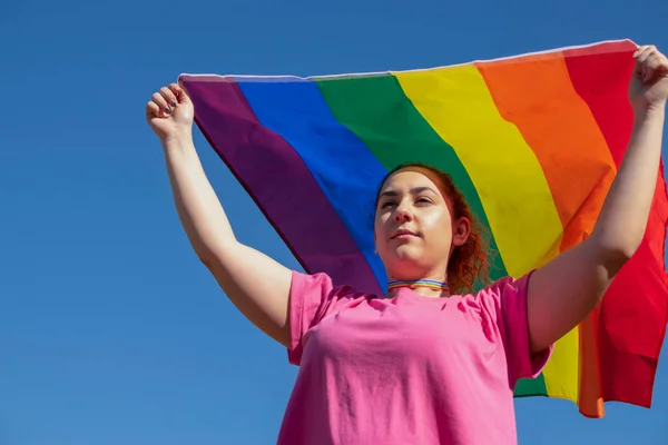 Jeune Femme Agitant Drapeau Arc Ciel Avec Une Chemise Rose — Photo