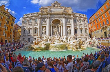 Rome, İtalya - 30 Eylül 2017. Ünlü Trevi Çeşmesi gelen turist. Trevi Çeşmesi şehrin, Roma, İtalya, ana konumlar biridir