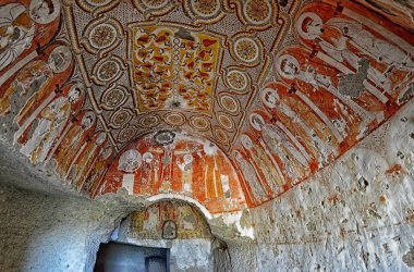 Cappadocia, Türkiye - 20 Ekim 2016: Duvar sanatı eski freskler ve Kapadokya Göreme kiliseleri duvar resimleri yeraltı mağarası. Şimdi Unesco heritag parçasıdır
