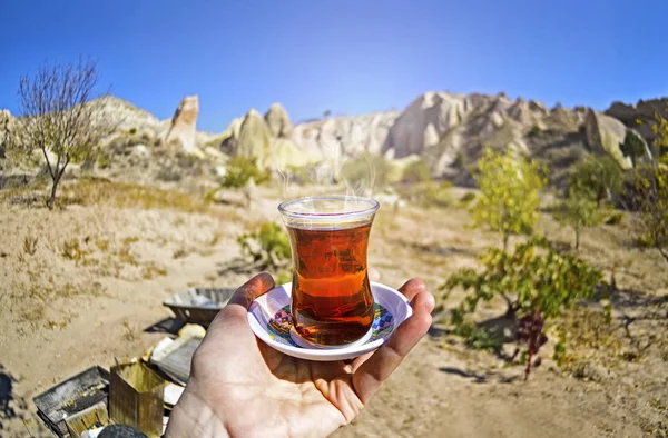 朝一杯のお茶の谷 岩の背景が赤表示 カッパドキア トルコ 中央アナトリア — ストック写真