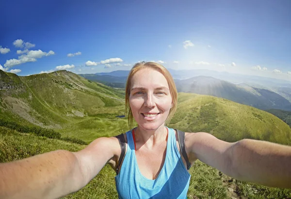 Smiling Young Woman Takes Selfie Mountain Peak Carpathian Mountains Dragobrat — Stock Photo, Image