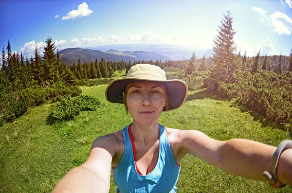 Усміхаючись Молода Жінка Бере Selfie Гірську Вершину Карпатах Драгобрат Україна — стокове фото