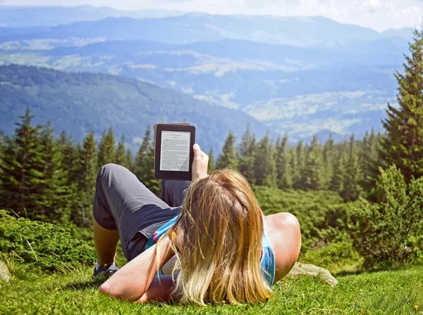 Close Woman Reading Book Nature Girl Holding Tablet Computer Screen — Stock Photo, Image