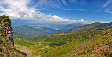 Yeşil çam ağaçları ve Karpat Dağları yaz aylarında çerçevede köyün evleri. Dragobrat, Ukrayna. Macera ve aile yaz tatile etkinlik yaşam tarzı yürüyüş seyahat