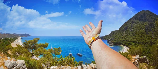 Προβολή Closeup Ενός Χεριού Ενός Ατόμου Στην Olympos Beach Πανοραμική — Φωτογραφία Αρχείου