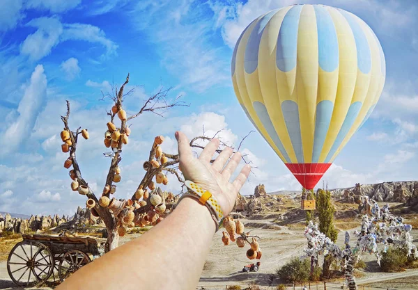 Närbild Bild Handen Färgglad Luftballong Flyger Över Dalen Cappadocia Turkiet — Stockfoto