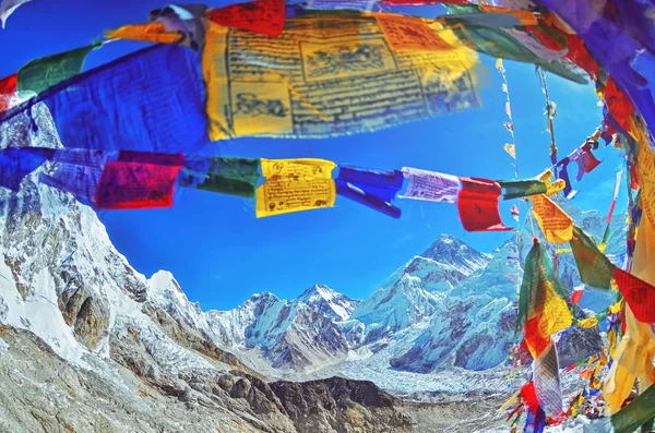 Blick Auf Mount Everest Und Nuptse Mit Buddhistischen Gebetsfahnen Vom — Stockfoto