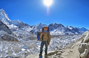 Öldüremediğimiz Shep, Nepal - 07 Ocak 2015: Gülümseyen Sherpa, Kılavuzu pozlar bir fotoğraf için doğa yürüyüşü yolu Everest için temel kamp, Sagarmatha Milli Parkı, Khumbu Vadisi, Solukhumbu, Nepal Himalayalar dağlar 