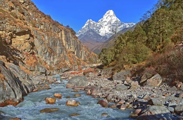 欣赏美丽的阿玛达布拉姆山和小河 珠穆朗玛峰地区 萨加玛塔国家公园 昆布山谷 索鲁昆布 喜马拉雅山 尼泊尔 — 图库照片