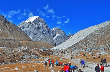 Himalaya içinde trekking. Grup yürüyüşçü Trek temel kamp Everest gezi Himalayalar, sırt çantaları ile