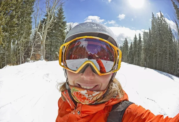 Happy woman taking selfie on winter in Carpathian Mountains, Bukovel, Ucrânia — Fotografia de Stock