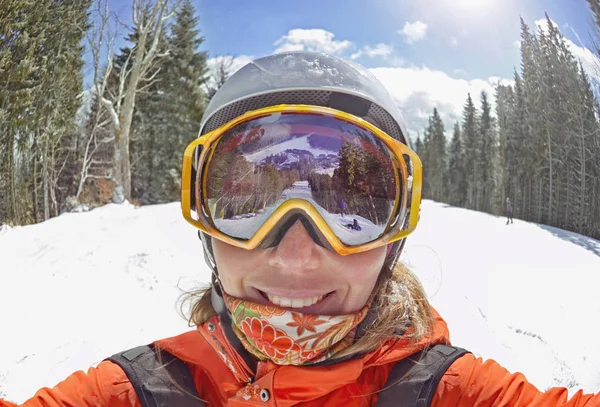 Mulher feliz tomando selfie no inverno nas montanhas dos Cárpatos, Bukovel — Fotografia de Stock