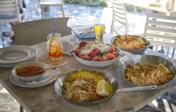 Summer Dinner Unidentified People Eating Traditional Delicious Mediterranean Dish Outdoor Ліцензійні Стокові Зображення