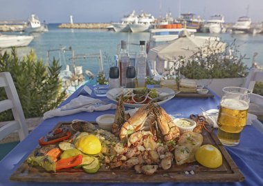 Sağlıklı yaz kahvaltısı. Kıbrıs, Ayia-napa 'da geleneksel lezzetli Akdeniz yemekleri yiyen kimliği belirsiz insanlar. Lezzetli ve otantik bir Kıbrıs mutfağı.