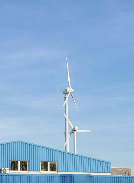 Duas Turbinas Eólicas Céu Azul Com Espaço Cópia Localização Alemanha — Fotografia de Stock
