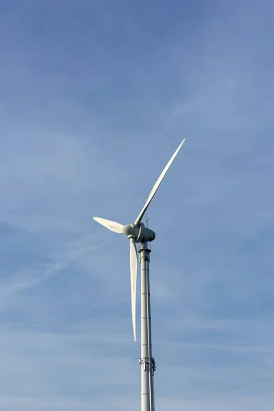 Een Windturbine Blauwe Hemel Met Kopie Ruimte Locatie Duitsland Noordrijn — Stockfoto