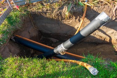 Kablo koruma borusu ile kazı çukuru.