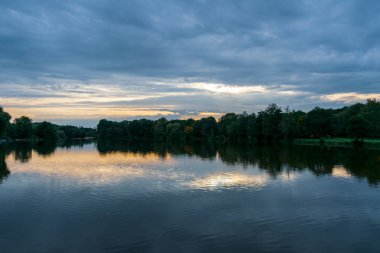 Günbatımında suda yansıma.