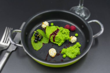 Nane, böğürtlen ve patlamış mısırlı bezelye şerbeti 