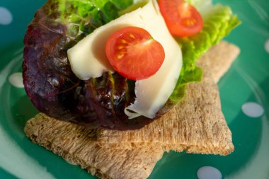 Salata, peynir ve domatesli çıtır ekmek. 