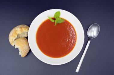 Nane aromalı domates çorbası, yukarıdan manzara.