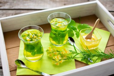 iki bardak taze demlenmiş çay limon merhemi ve tepside keten tohumu.
