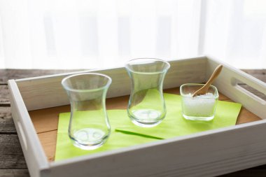 Tepside şekerli iki boş Türk çay bardağı. 