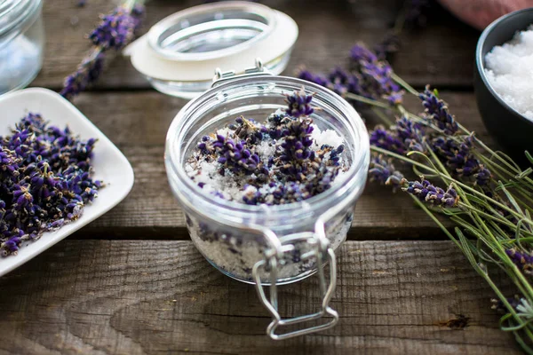 Doğal kozmetik: aromatik, lavanta banyosu tuzu ve taze çiçekler.