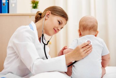 Genç doktor muayene bebek bebek stetoskop ile.