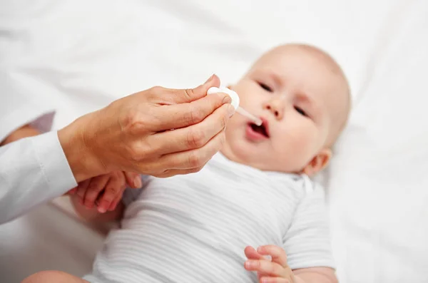 Portret Van Het Meisje Van Baby Krijgen Vaccin Druppels Kliniek — Stockfoto