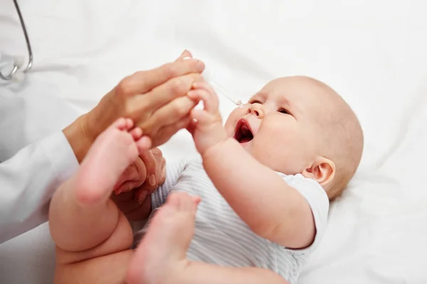 Retrato Choro Criança Recebendo Gotas Médicas Médico Pediatra Curando Bebê — Fotografia de Stock