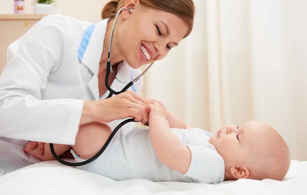 Pediatra Sorrindo Feminino Ouvindo Batimento Cardíaco Criança Pequena Com Estetoscópio — Fotografia de Stock