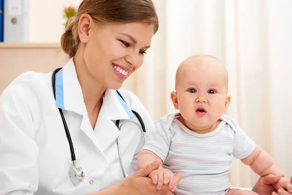 Portret Van Vrouwelijke Arts Bedrijf Schattig Kind Het Ziekenhuis Gezondheidszorg — Stockfoto