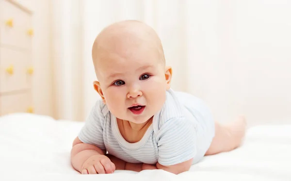 Portrait Adorable Enfant Couché Sur Lit Dans Chambre — Photo