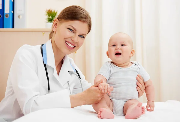 Retrato Menina Sorridente Feliz Pediatra Feminina Controlo Médico Geral — Fotografia de Stock