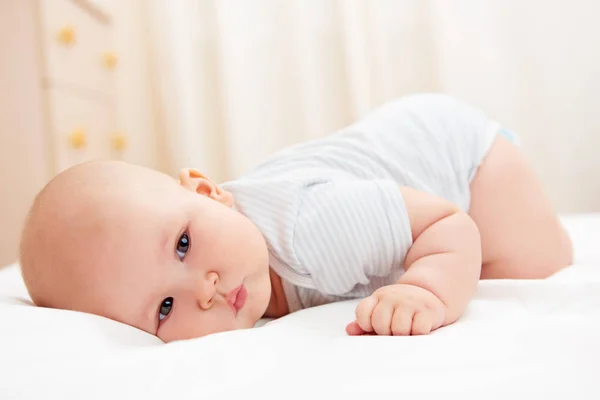 Härlig Nyfödd Baby Som Ligger Sängen Barnrummet — Stockfoto