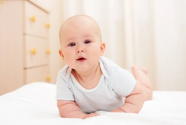 在家里的床上爬行的美丽的孩子的肖像 婴儿护理概念 — 图库照片