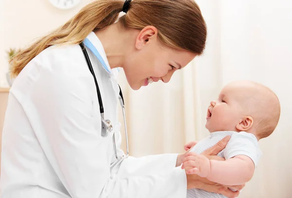 Jonge Vrolijke Dokter Houden Babymeisje Lacht Ziekenhuis — Stockfoto