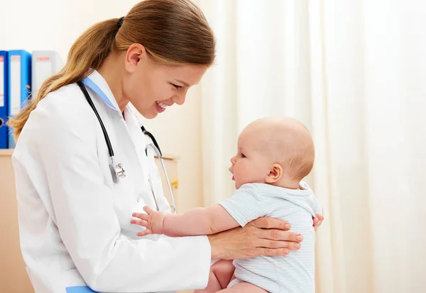 Wesoły Kobieta Pediatra Gospodarstwa Słodkie Dziecko Podczas Badania Ogólnego Opieka — Zdjęcie stockowe