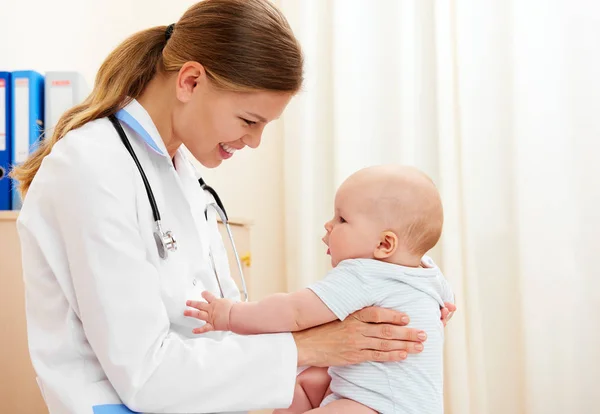 Vrolijke Vrouwelijke Kinderarts Bedrijf Schattig Kind Tijdens Algemene Onderzoek Babyverzorging — Stockfoto