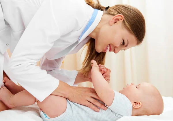 Femme Praticien Souriante Examinant Bébé Fille Dans Bureau Médical — Photo