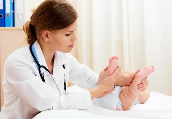 Женщина Ортопед Осматривает Ноги Ребенка Клинике — стоковое фото
