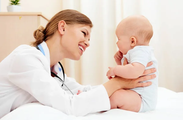 Retrato Bebé Pequeño Con Médico Terapeuta Clínica —  Fotos de Stock